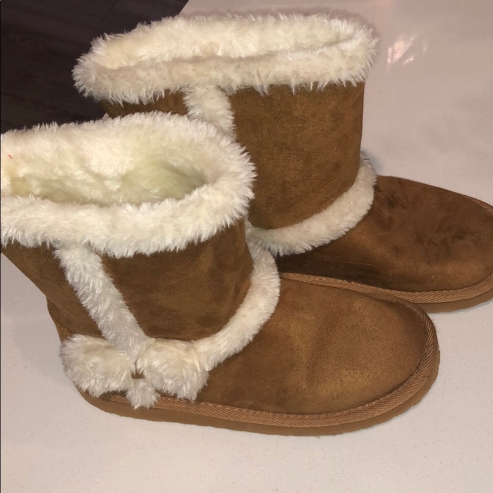Ugg Style Fury Boots with Fur Bow-great condition